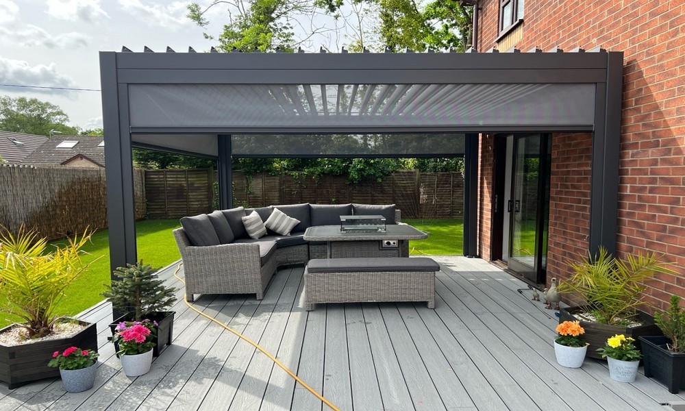 How to Combine Pergolas, Zip Blinds, and Lift Windows for Maximum Comfort